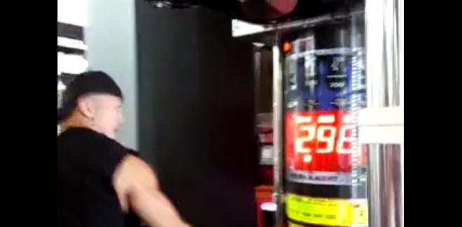 堪比泰森，一龙重拳889磅吓到老外，播求颤抖吧！