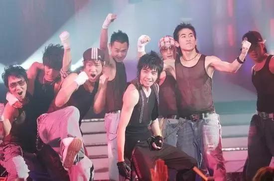 烧伤事件双方粉丝互撕六年，他们承受无尽痛苦，却总是被揭旧伤疤