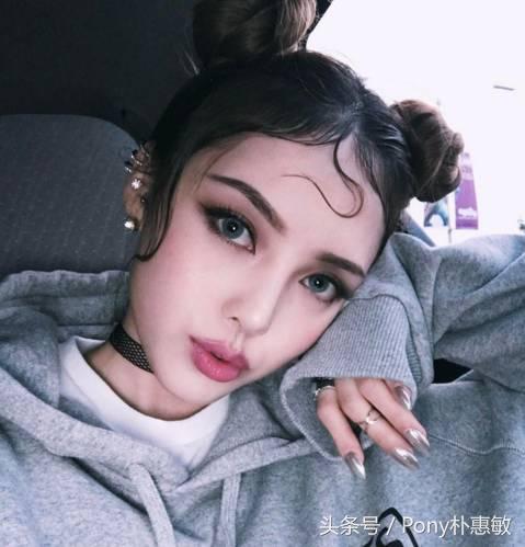 pony化妆师给路人化妆,化妆师pony细心的给别人化妆