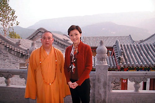 他们是少林一虎一豹，助警方押解黑帮老大，却被举报给方丈献美女