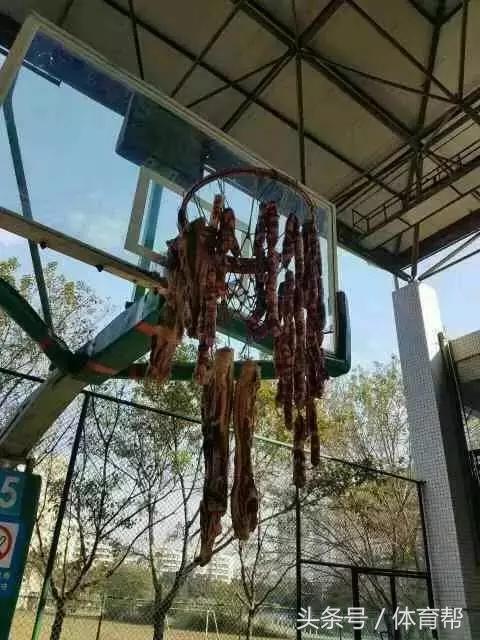 那些年被人强占的球场，看完之后寒了所有球迷的心！