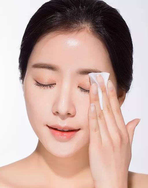 洗脸涂护肤品的顺序,洗脸时做什么动作美容