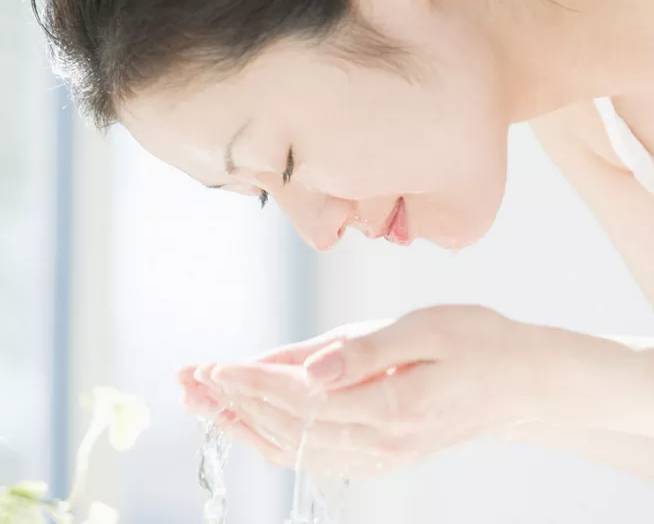 洗脸涂护肤品的顺序,洗脸时做什么动作美容