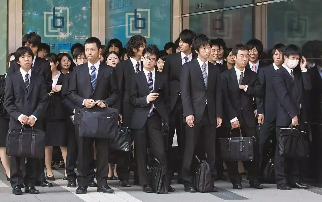 为什么日本那么多年轻人穿西装,日本人什么时候开始流行穿西装