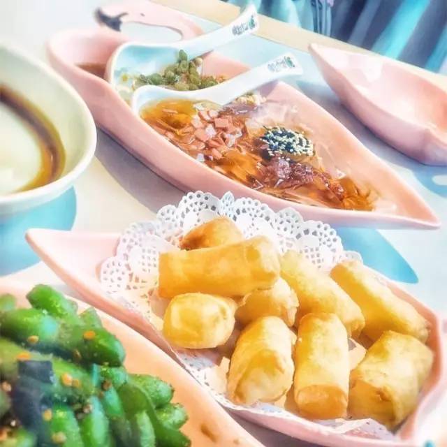 精心打扮1小时排队5小时，就为了吃粉红串串？