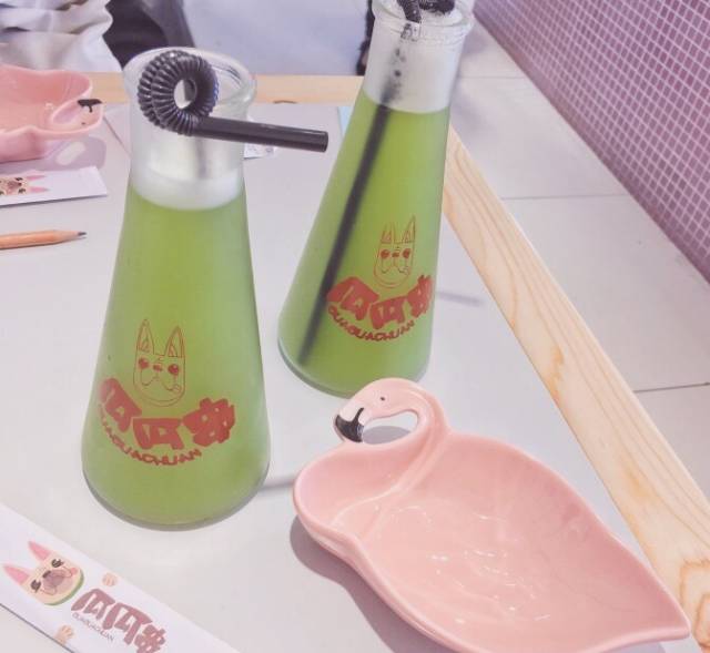 精心打扮1小时排队5小时，就为了吃粉红串串？