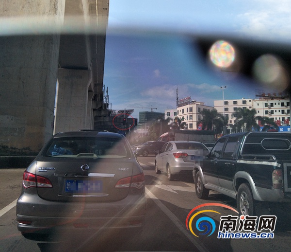 司机看过来！戴太阳镜在万宁开车请留心红绿灯