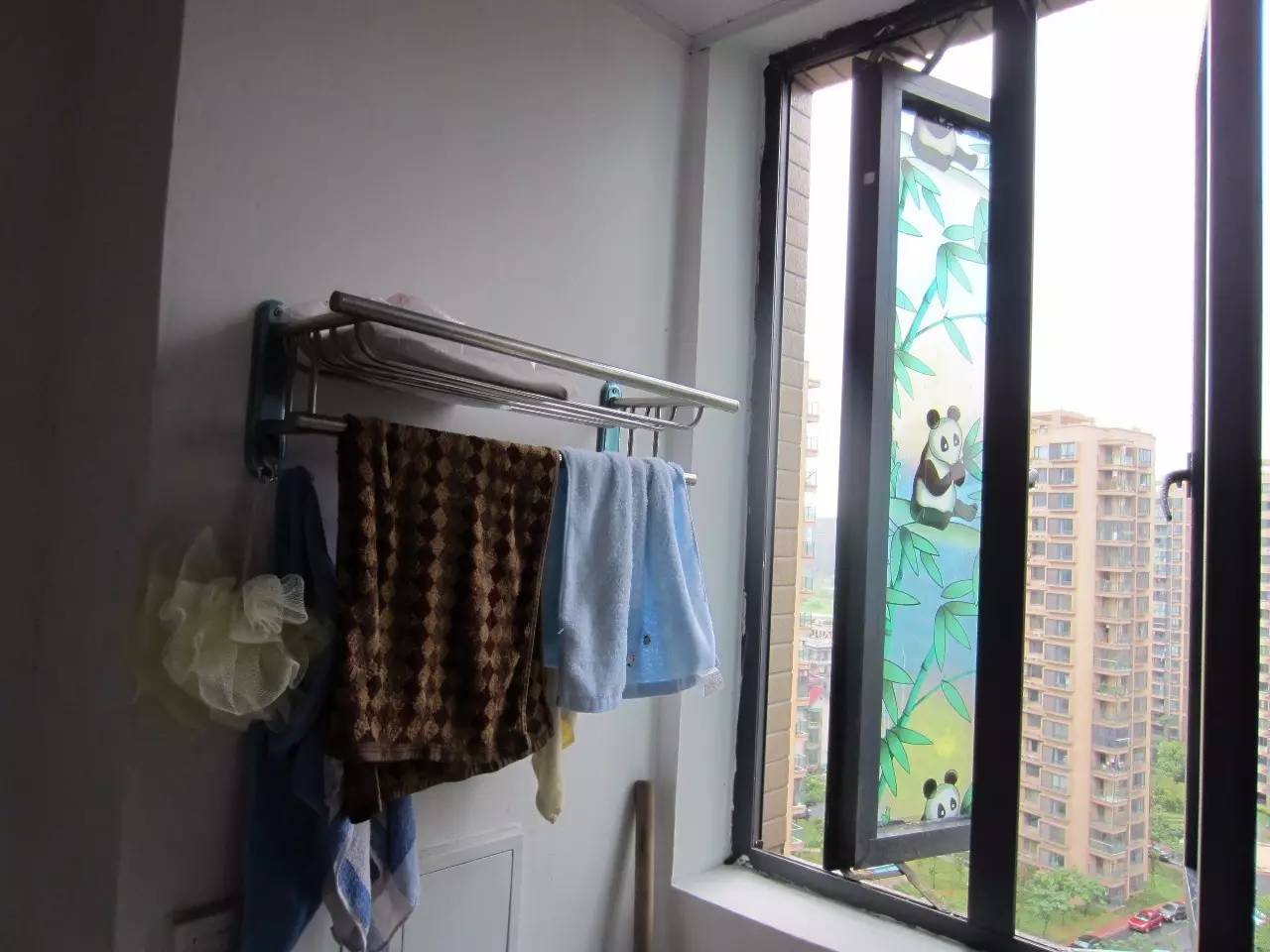 磨砂玻璃还需求窗帘吗,卫生间的窗户用磨砂玻璃好吗
