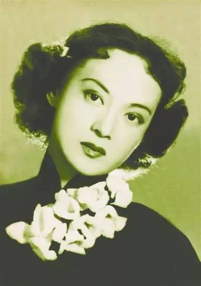 她是绝代美人，从影40余年演绎50多个形象，一生却只爱一个人