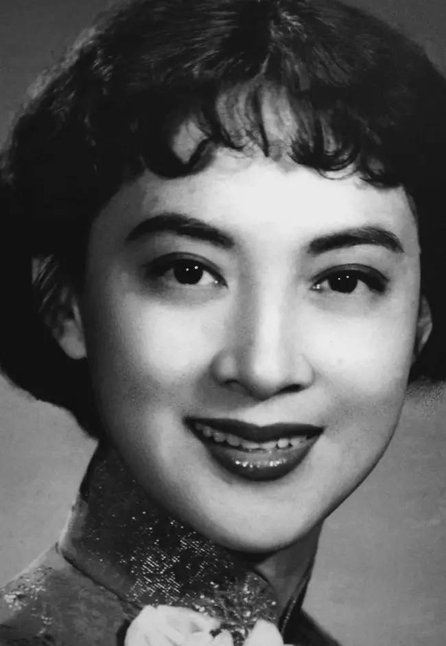 她是绝代美人，从影40余年演绎50多个形象，一生却只爱一个人