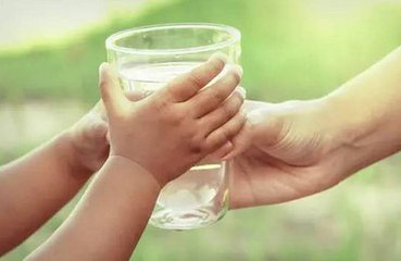 这3个时候不能让孩子多喝水,孩子频繁喝水可能暗示着什么问题