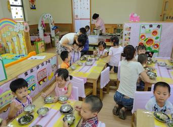 宝宝幼儿园放学回来后尿不出尿，父母知道真相后崩溃了
