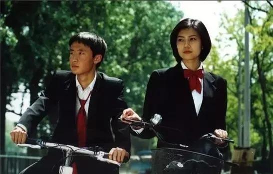 开学第一天怎么穿校服更好,开学了熊孩子开心了