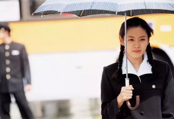 开学第一天怎么穿校服更好,开学了熊孩子开心了