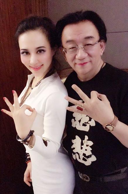 侯耀华送女徒弟假包包,侯耀华给徒弟送假包