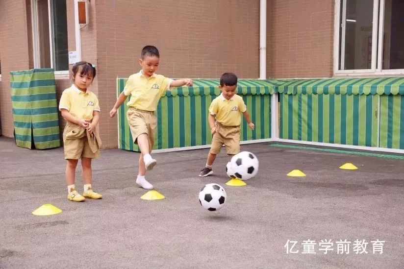 幼儿园有趣的老师与孩子的游戏,4-6岁足球启蒙小游戏