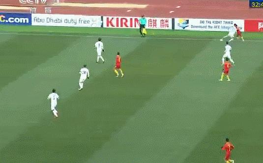 国足最惊人的一次进球,国足上演63秒窒息动手16次回传gif