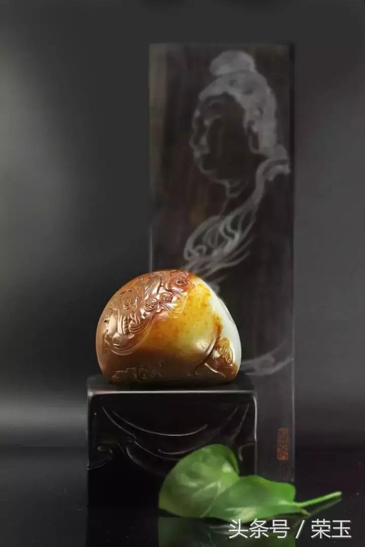 翡翠与玉有什么区分呢哪个更好点,翡翠中的青花玉是什么玉