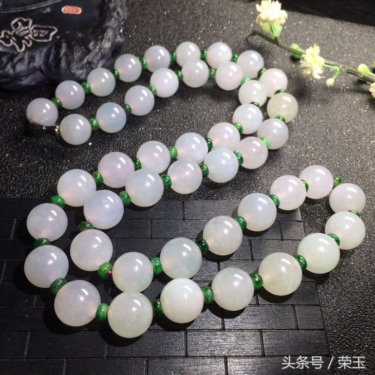 翡翠与玉有什么区分呢哪个更好点,翡翠中的青花玉是什么玉