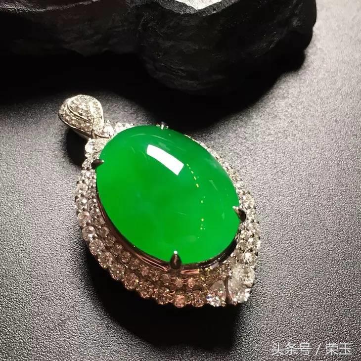 翡翠与玉有什么区分呢哪个更好点,翡翠中的青花玉是什么玉