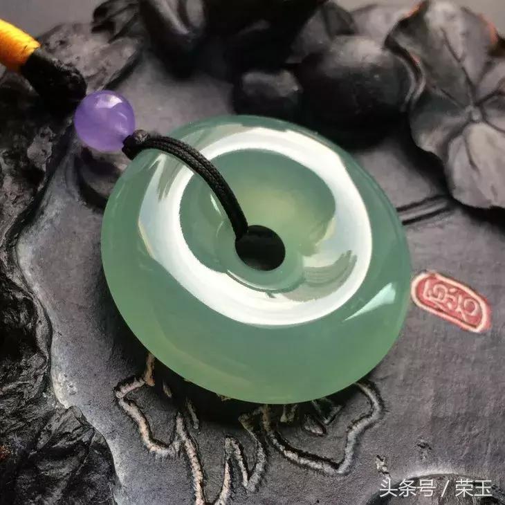 翡翠与玉有什么区分呢哪个更好点,翡翠中的青花玉是什么玉