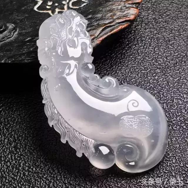 翡翠与玉有什么区分呢哪个更好点,翡翠中的青花玉是什么玉
