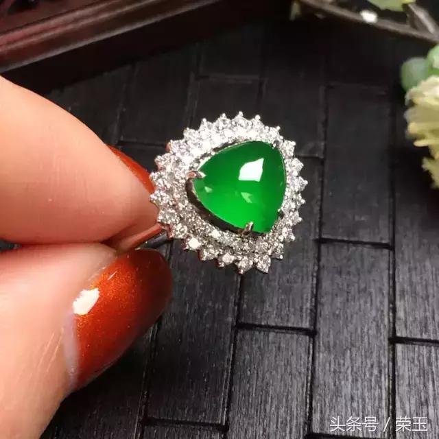 翡翠与玉有什么区分呢哪个更好点,翡翠中的青花玉是什么玉