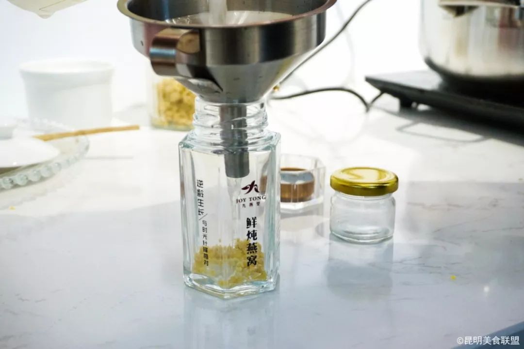 在我家昆明楼下吃碗星空燕窝，10分钟被搭讪了30次！