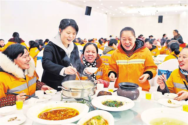 火锅店请千名环卫工人免费吃火锅,饭店请86名环卫工人吃火锅