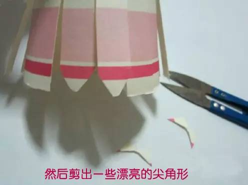 怎么用纸做元宵形状的小灯笼,简单用卡纸做一个元宵节小灯笼