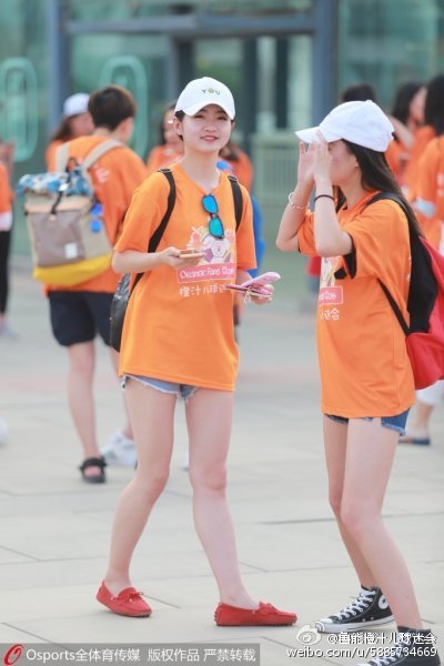 山东鲁能泰山美女球迷震动开场,山东鲁能美女球迷图片