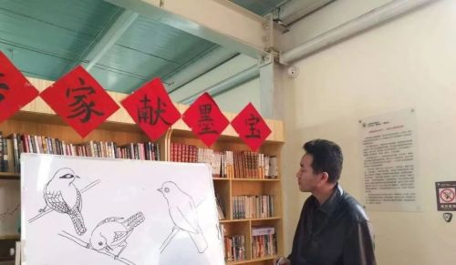 “双眼皮的小鸟？好的，这样画”长春市中医院东部支部书记张国和陈立春三赴康复中心陪“老小孩”开心