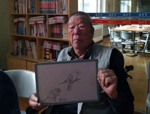 “双眼皮的小鸟？好的，这样画”长春市中医院东部支部书记张国和陈立春三赴康复中心陪“老小孩”开心