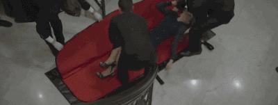 去年她穿阿迪王，今年就混进了时尚圈