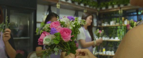 这位当过服装设计师的餐厅老板，搬了一座巴黎花园到餐厅，女孩们