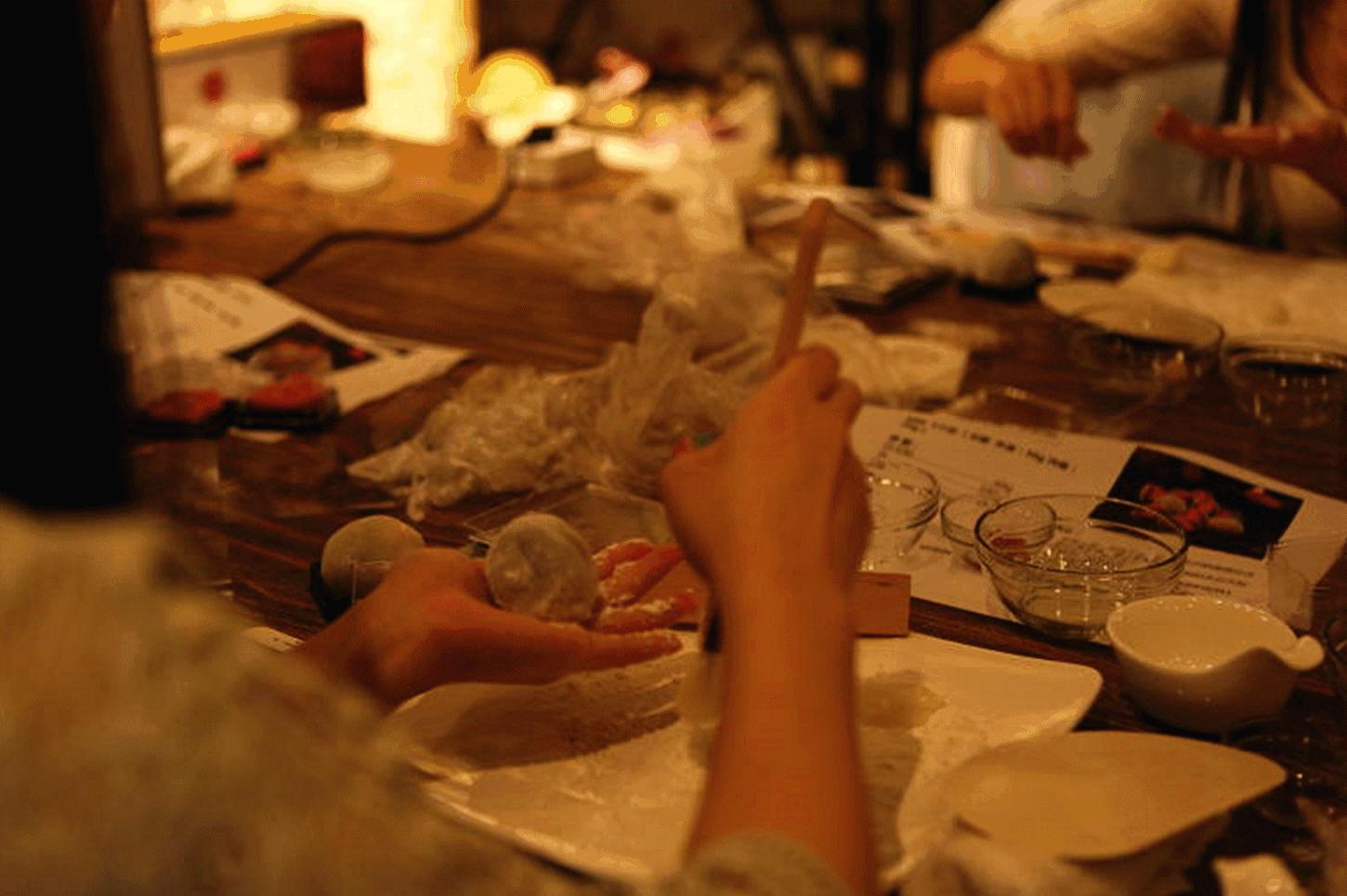 这位当过服装设计师的餐厅老板，搬了一座巴黎花园到餐厅，女孩们