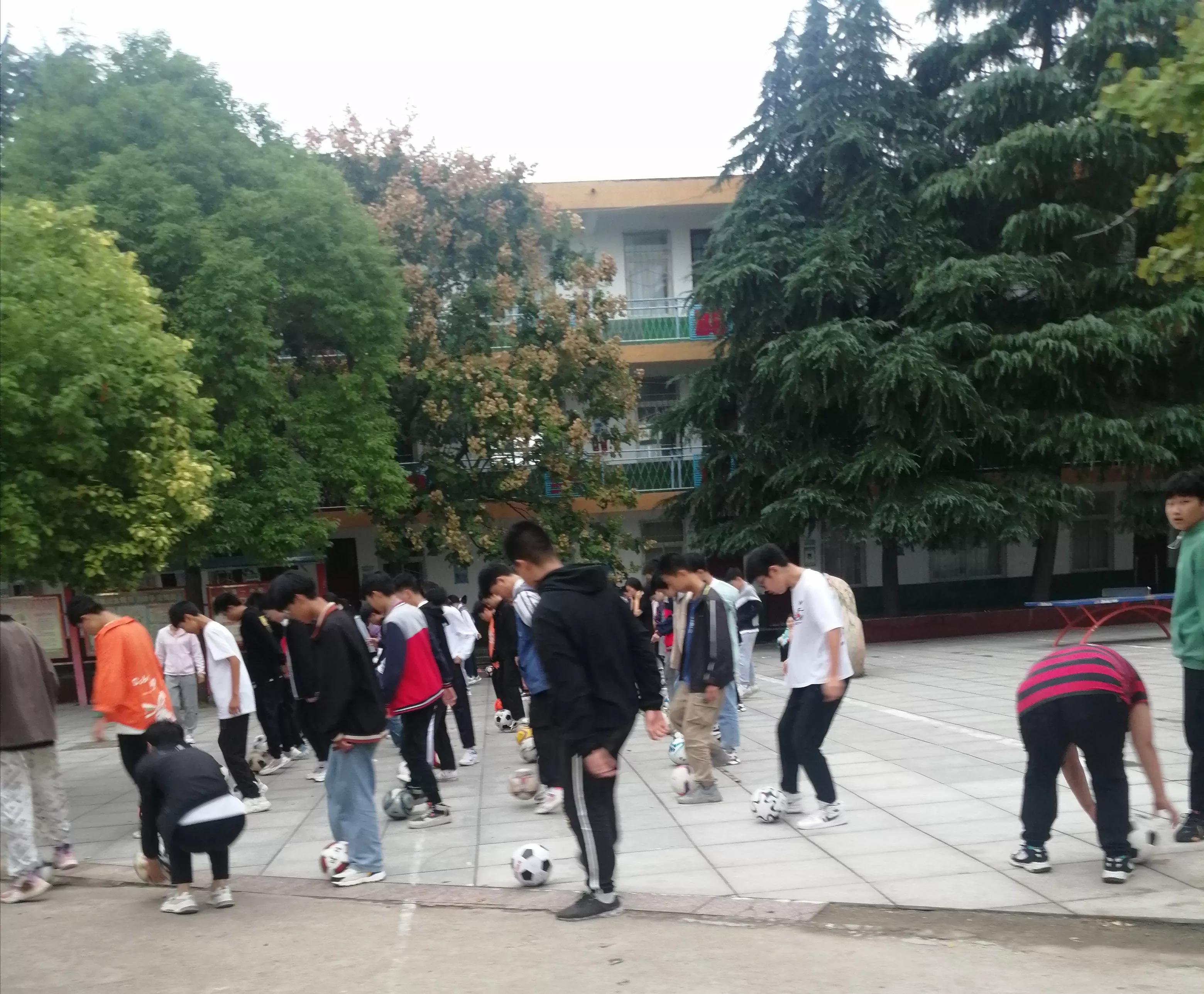 中国青少年足球的未来,初中孩子喜欢足球到了痴迷的程度