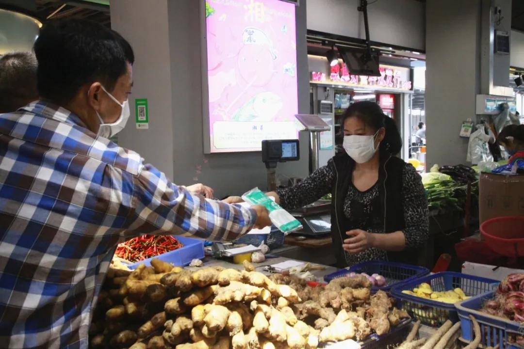 直击|口罩来了！罗湖流动派发爱心口罩送温暖