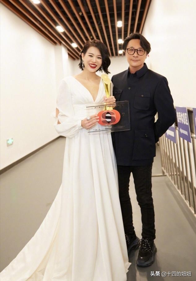 胡杏儿三胎后照片,胡杏儿三胎生子公开一家人合影