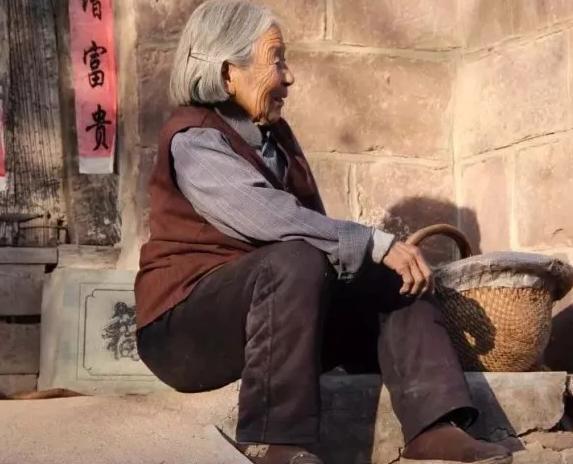 妻子夜里上厕所频繁，隔天丈夫喝了口汤，就急忙把老母亲送回家