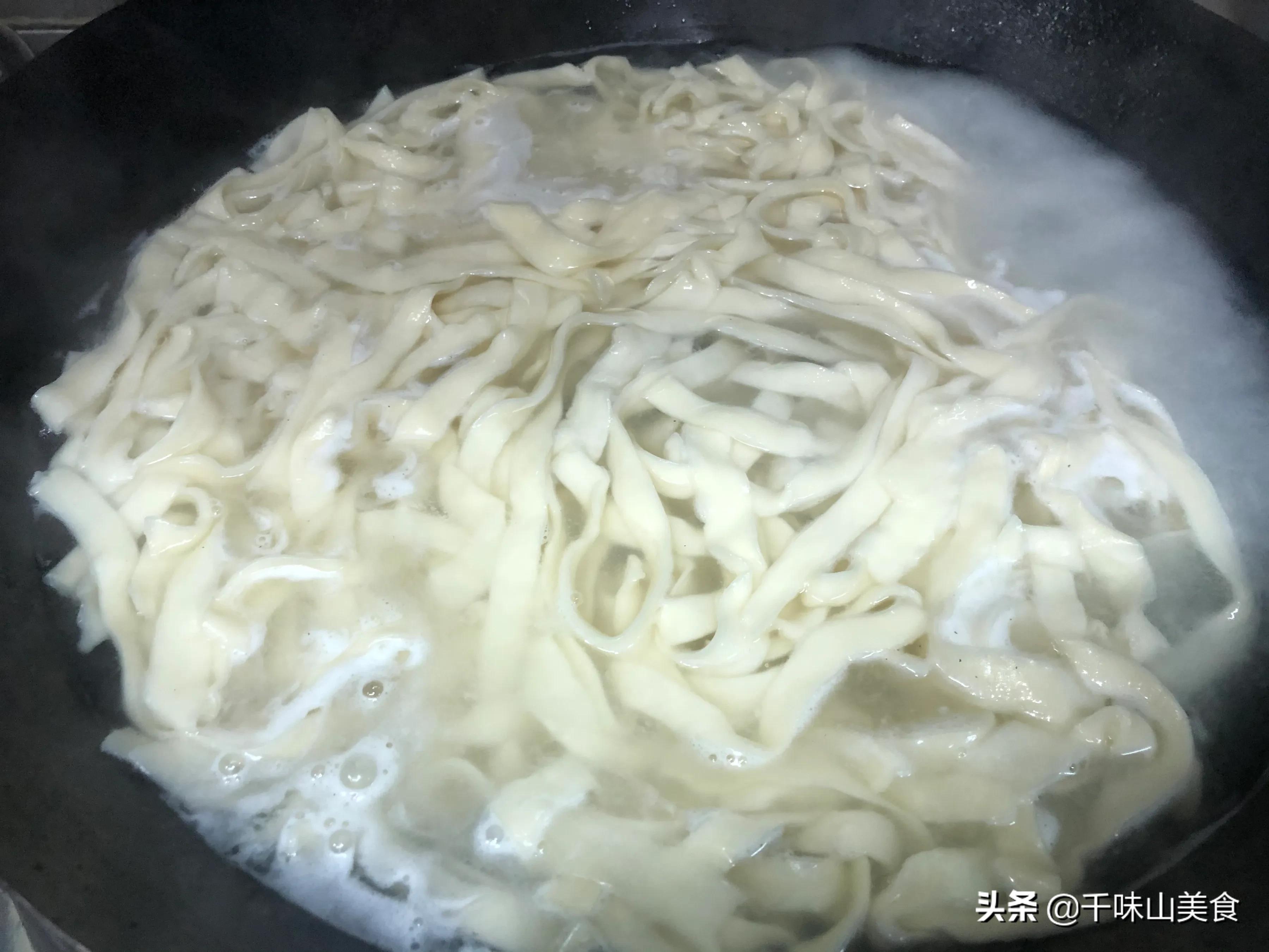 煮面条糊锅，大厨分享煮面窍门，好方法不粘连不糊锅，50碗都不怕