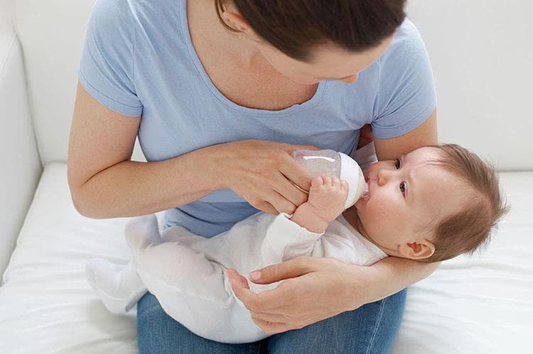 刚出生的婴儿不用喂奶么,为什么母乳喂养的宝宝不需求喝水