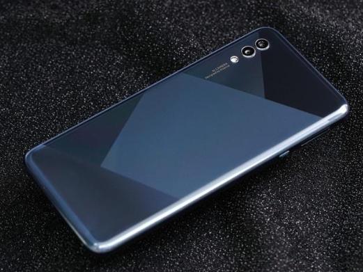 海信手机5500mAh超大容量电池，充一次用5天，这是要上天吗？