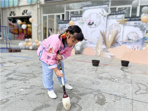 笔墨纸砚润童心，书香画韵趣国庆：合肥市宿州路幼儿园迎国庆活动