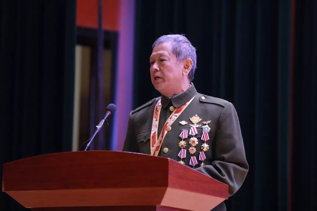 一等功臣回乡报喜感动哭了,特等功臣老兵回部队