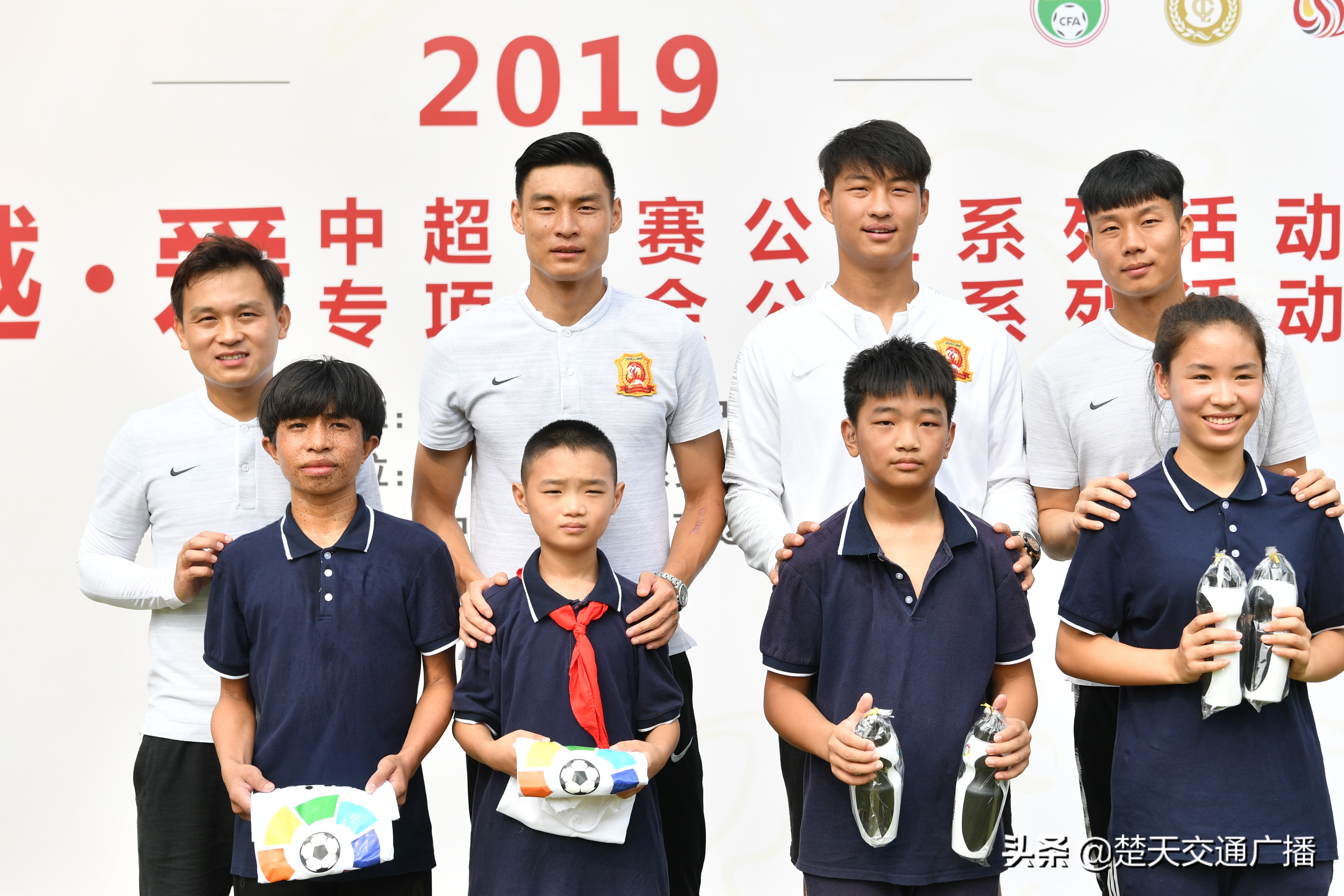 “超越·爱”武汉卓尔队球员走进武汉市第一聋哑学校