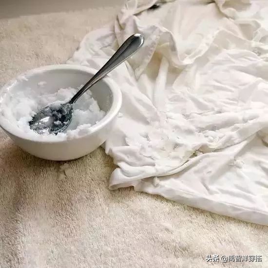 白衣服发霉怎么恢复原色,白衣服发霉了怎么洗得干净