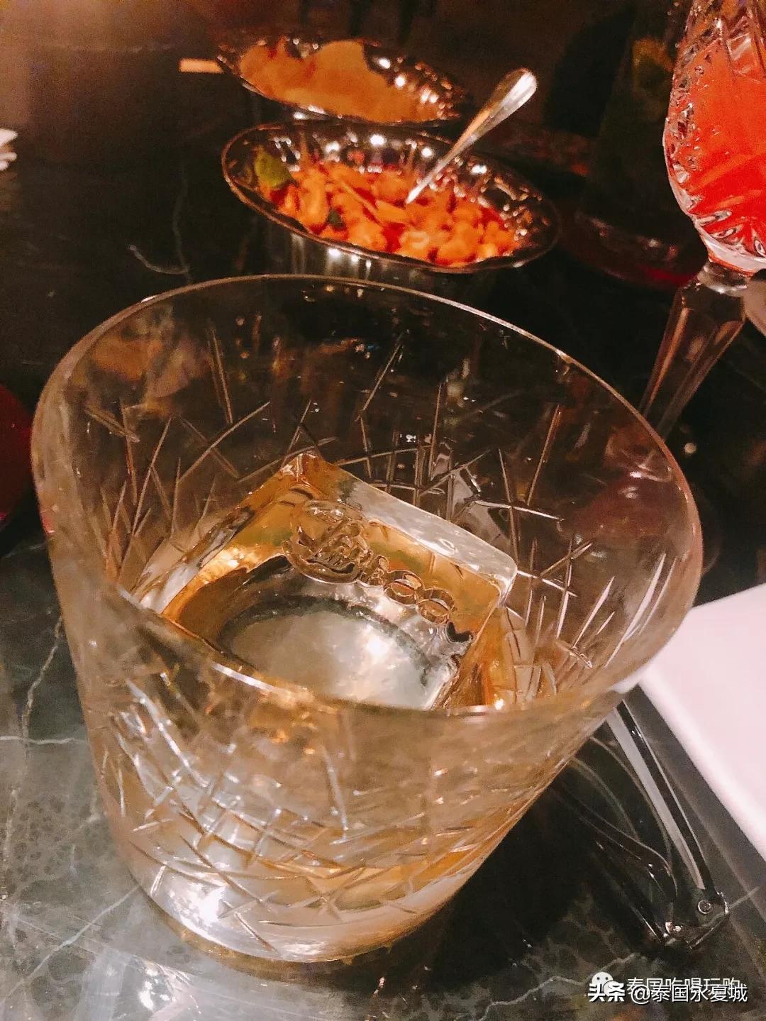 不愧是曼谷排名第一的酒吧！就连在门口排队等候都觉得幸福爆表