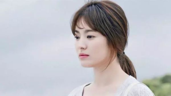 减龄秘籍学谭松韵穿出少女感,冬季怎么扎头发减龄又好看少女