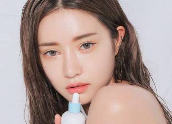减龄秘籍学谭松韵穿出少女感,冬季怎么扎头发减龄又好看少女